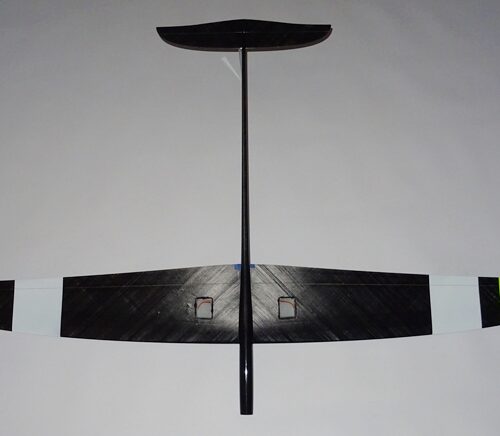 Unterseite des Sabre F5K DLG Seglers mit gelben Flügelspitzen und Carbon-Design.