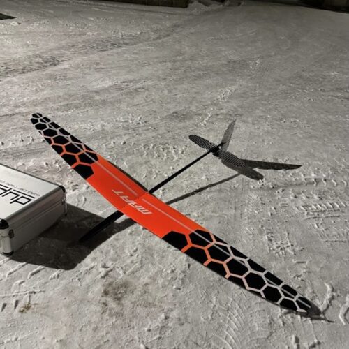 MAAT 1 DLG Segelflugzeug bei Nachtaufnahme auf Schnee – RC-Handstartmodell für Thermikflüge