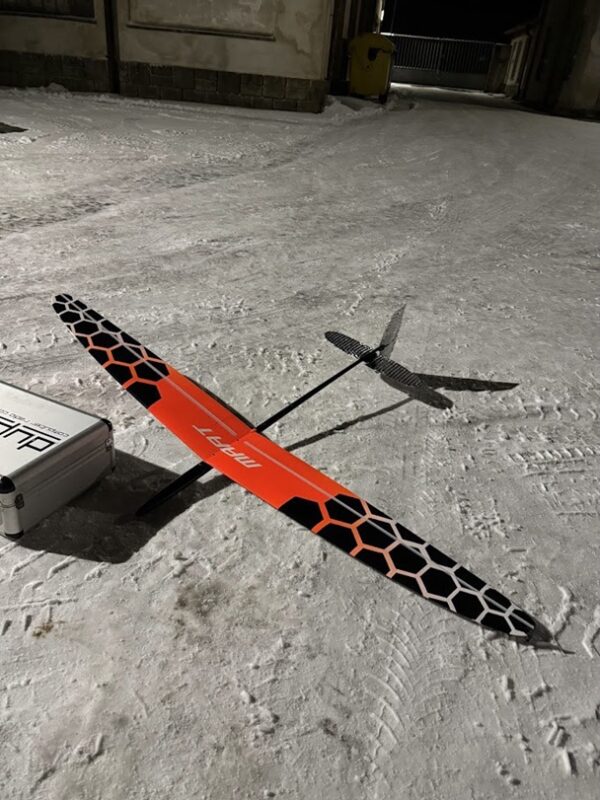 MAAT 1 DLG Segelflugzeug bei Nachtaufnahme auf Schnee – RC-Handstartmodell für Thermikflüge