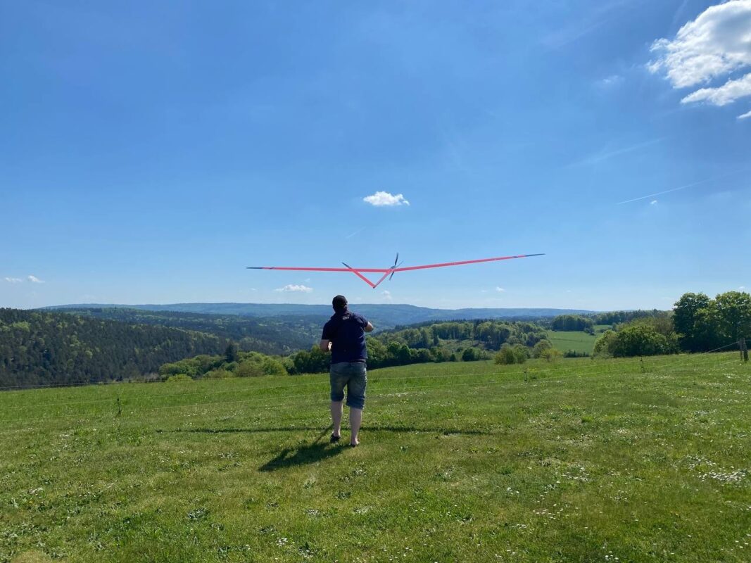 RC Segelflugzeug beim Handstart auf freiem Fluggelände – Modellflug mit RC Modellheld
