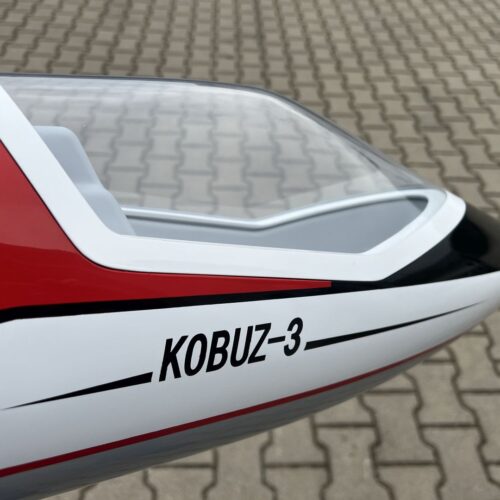 Rumpf und Kabinenhaube des Tomahawk KOBUZ Carbon in Rot-Weiß-Grau