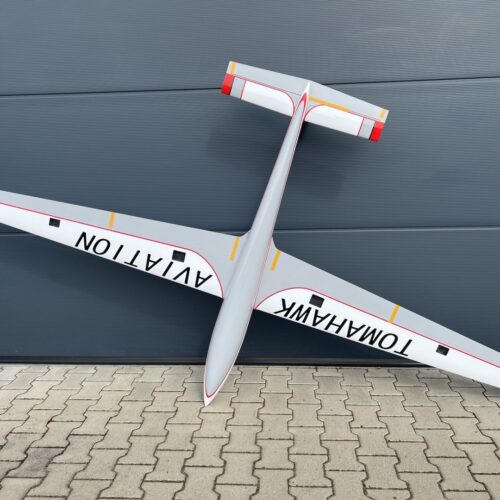 Unterseite des Tomahawk KOBUZ Carbon 3,20 m in Rot-Weiß-Grau
