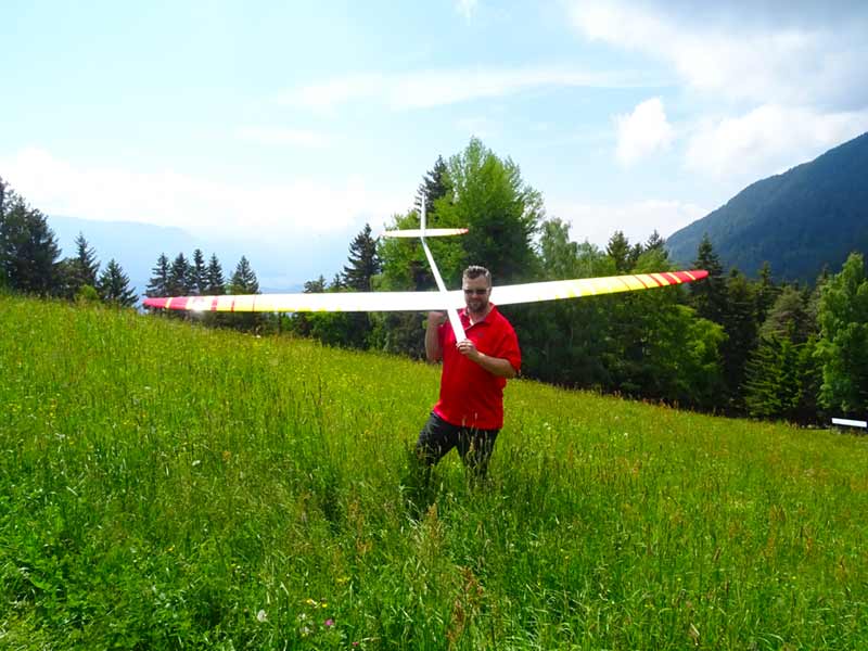RC-Profi Patrick Türmer mit Flugmodell